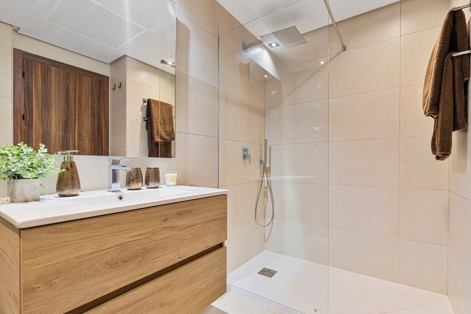 2 slaapkamer Appartement te huur in Nueva Andalucia met zwembad garage - € 3.800 (Ref: 9994319)