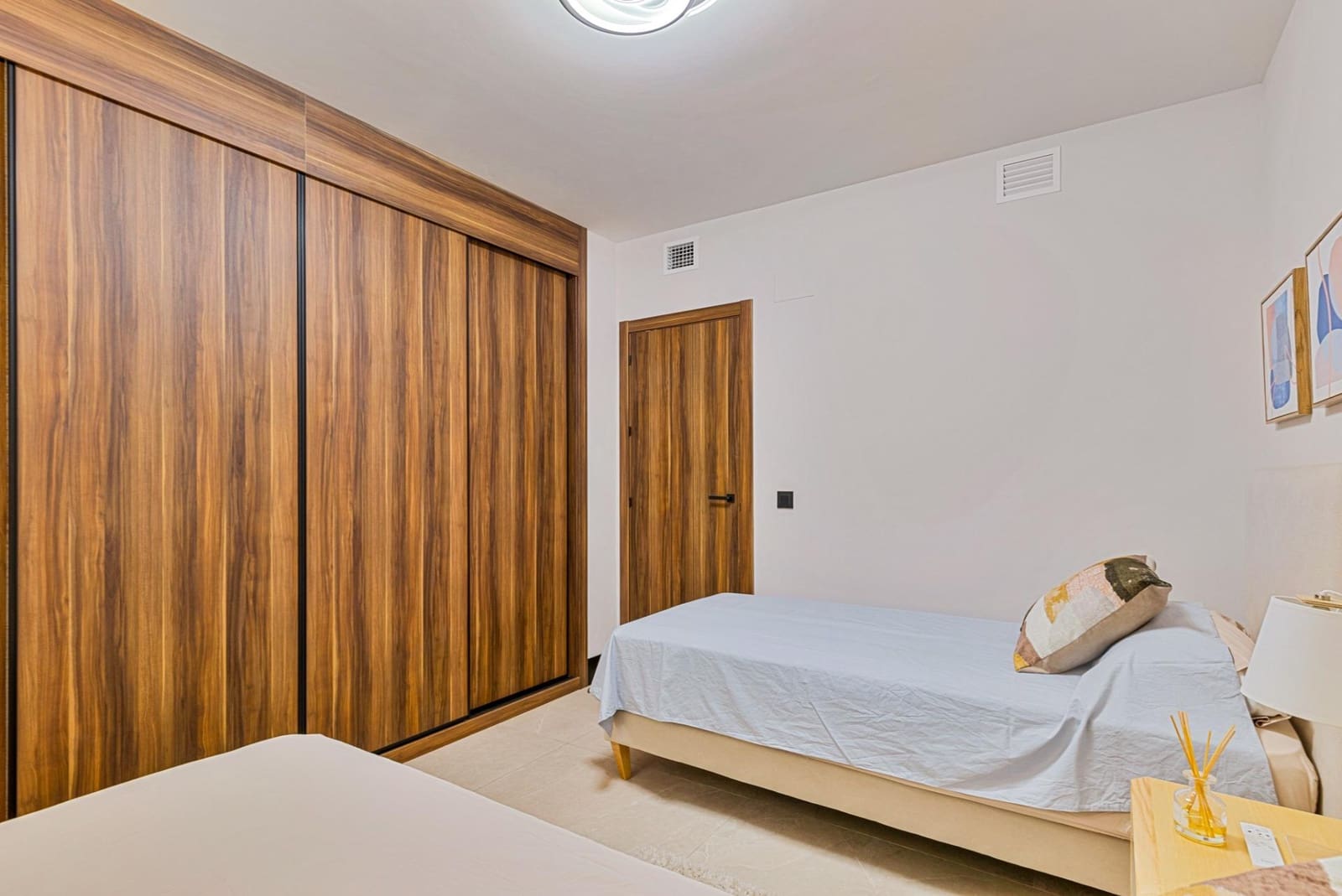2 slaapkamer Appartement te huur in Nueva Andalucia met zwembad garage - € 3.800 (Ref: 9994319)