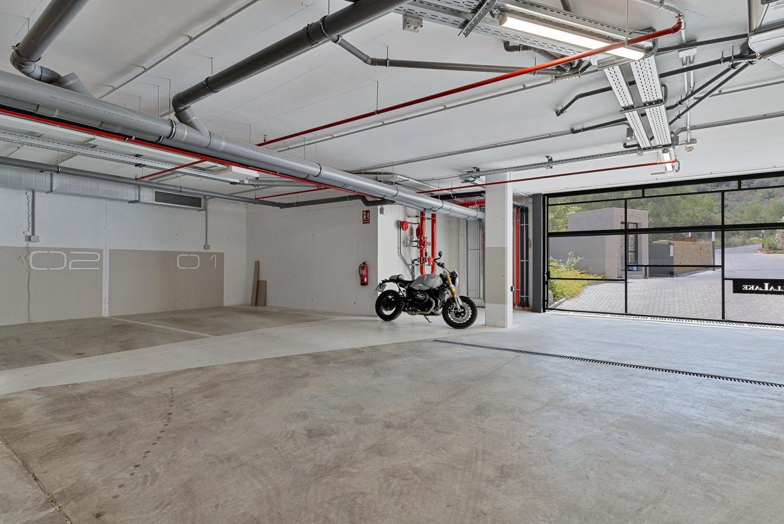 2 slaapkamer Appartement te huur in Nueva Andalucia met zwembad garage - € 3.800 (Ref: 9994319)