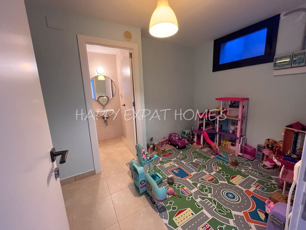 4 bedroom Villa for sale in Sitges - € 1,150,000 (Ref: 8317438)