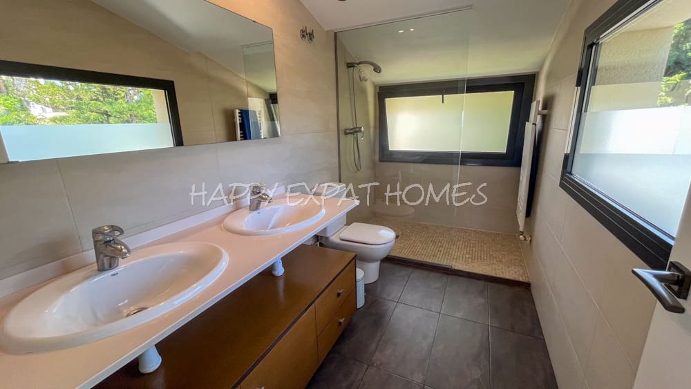 4 bedroom Villa for sale in Sitges - € 1,150,000 (Ref: 8317438)