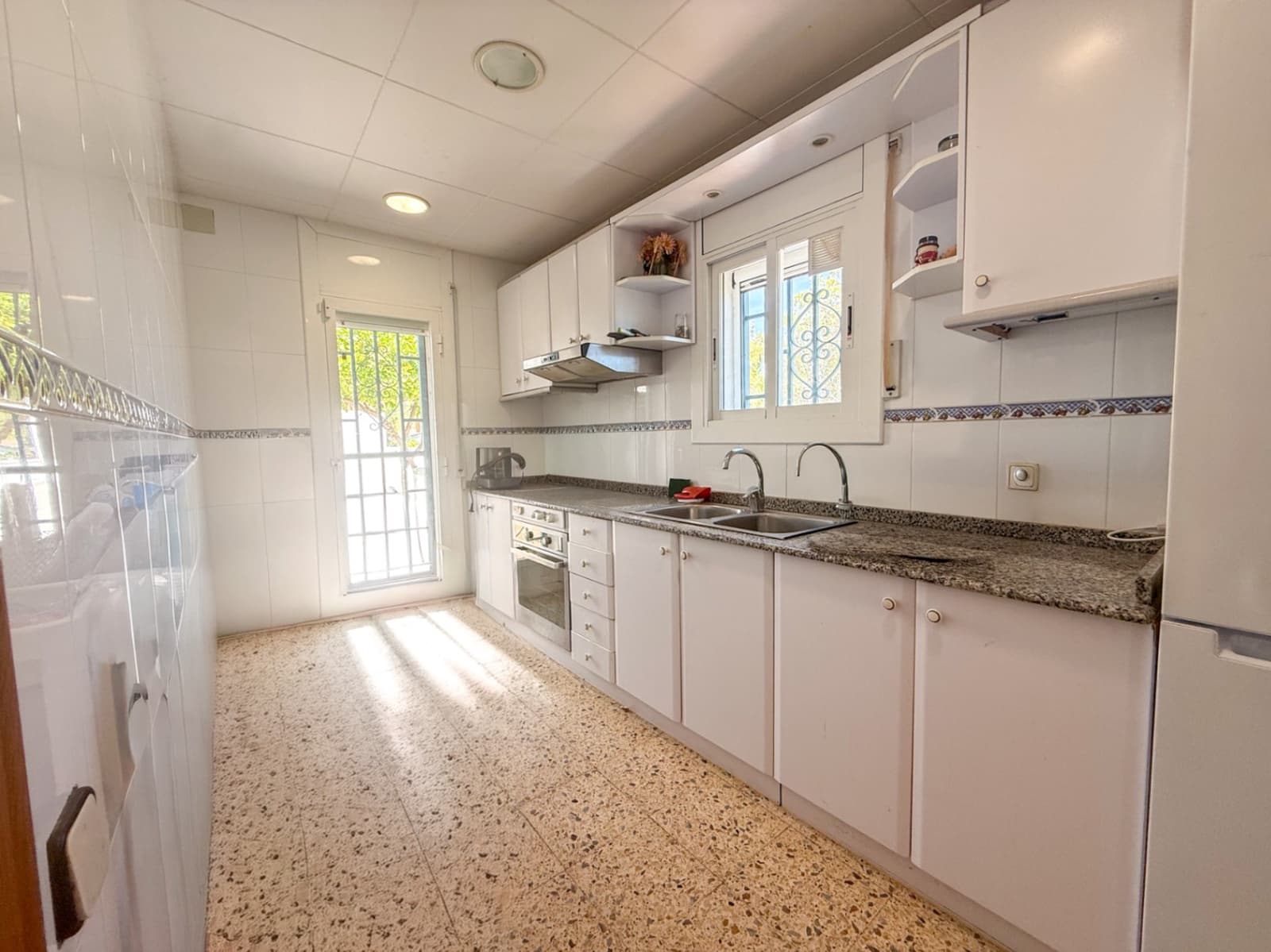 5 bedroom Villa for sale in Olivella with pool garage - € 370,000 (Ref: 9609568)