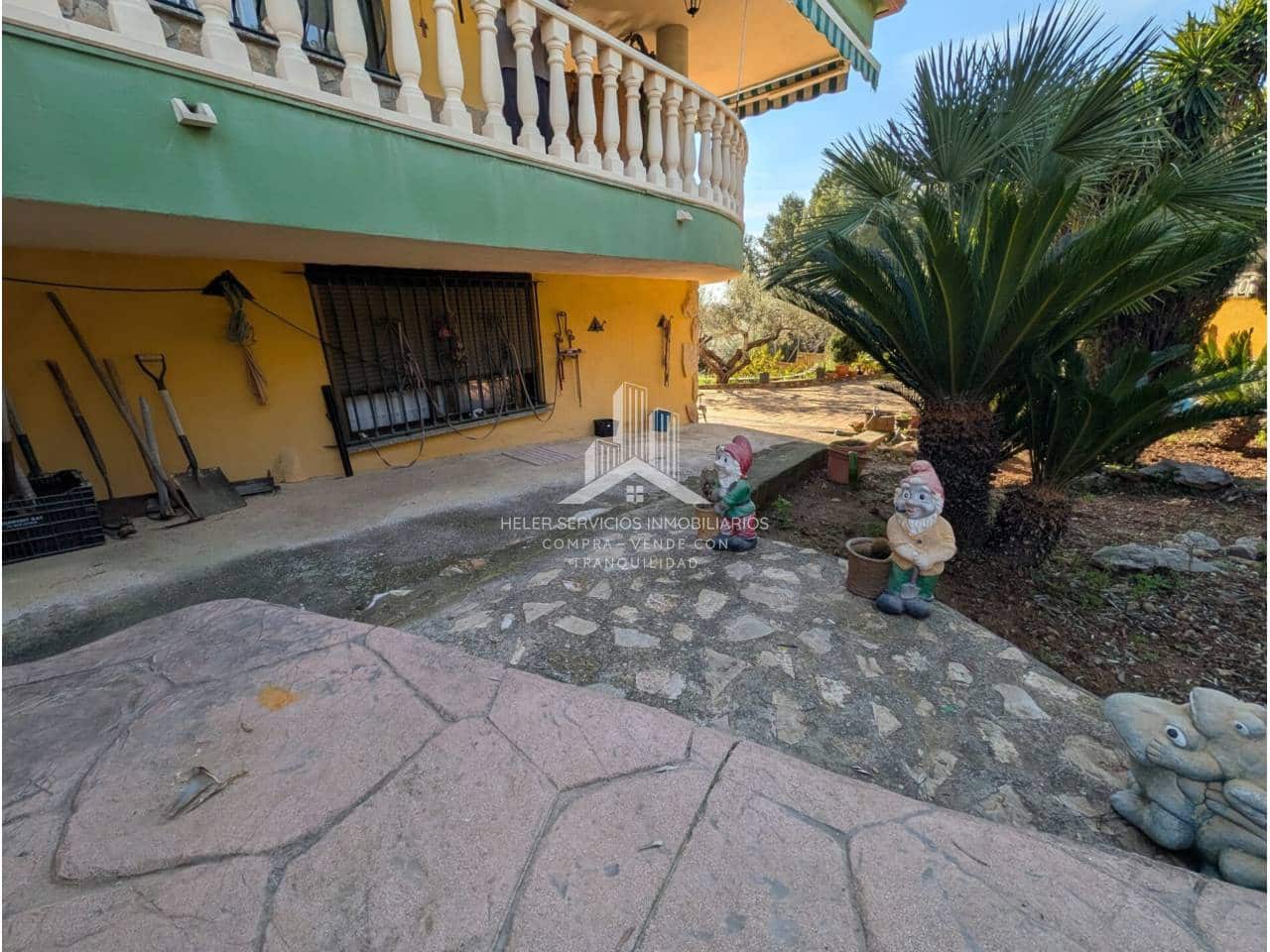 4 bedroom Villa for sale in L'Alcora with garage - € 328,000 (Ref: 9961876)