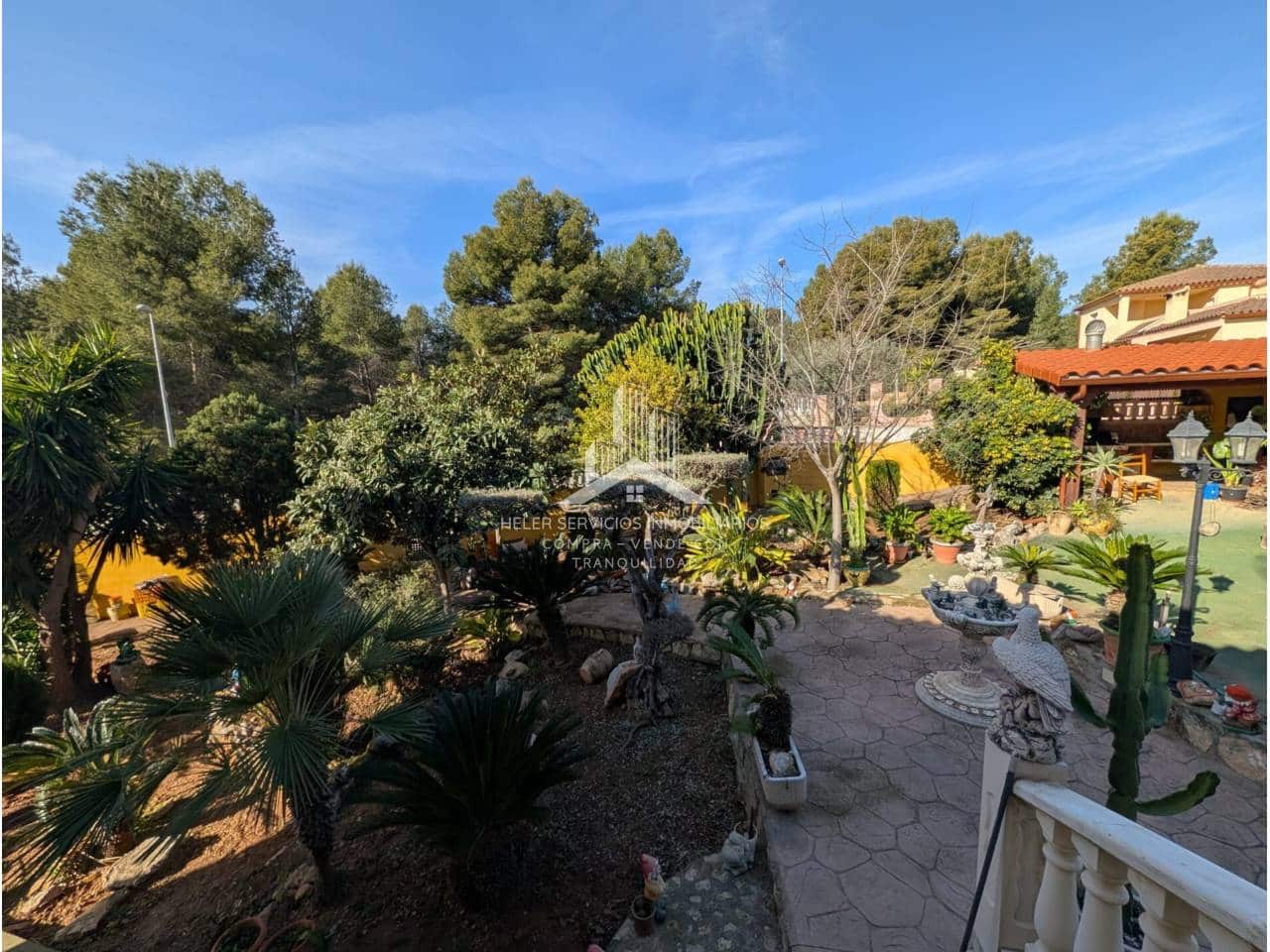 4 bedroom Villa for sale in L'Alcora with garage - € 328,000 (Ref: 9961876)