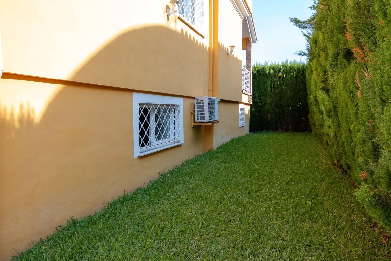 5 bedroom Villa for sale in Daimus with pool - € 399,000 (Ref: 9272667)