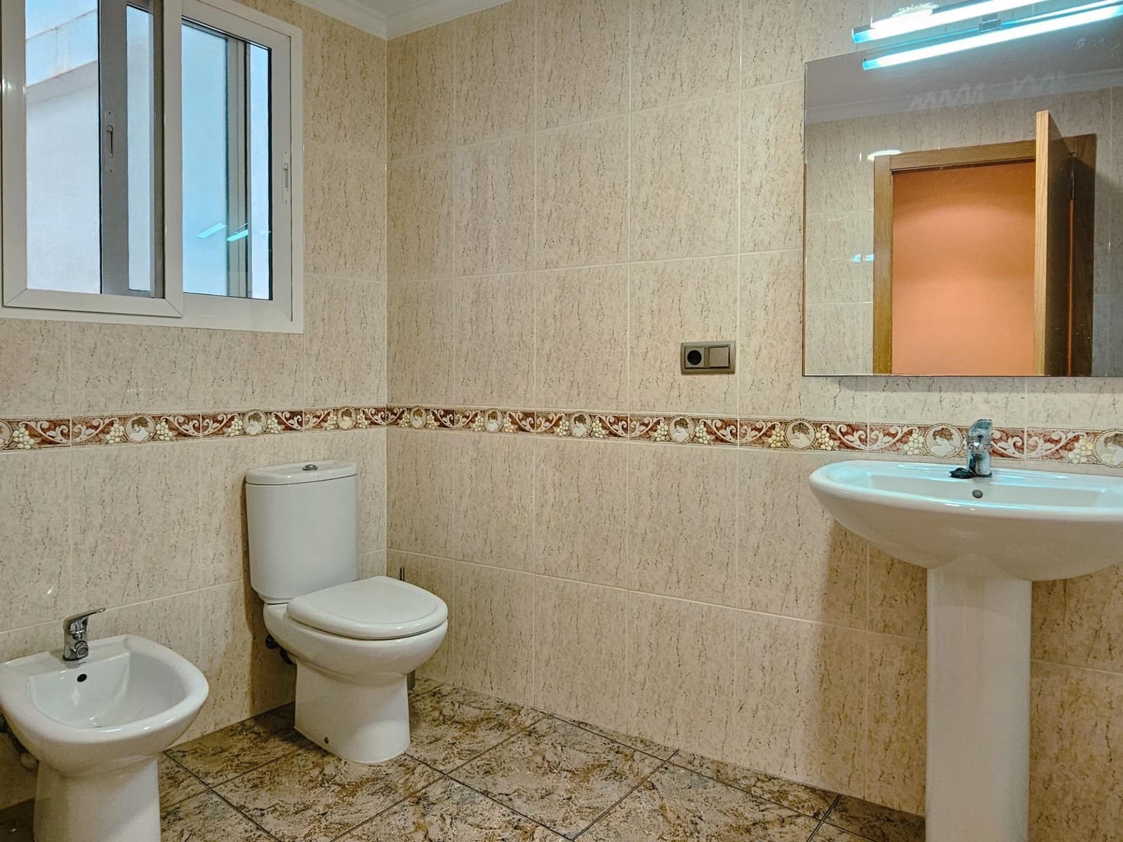 6 soverom Hus til salgs i La Pobla del Duc med garasje - € 259 000 (Ref: 9344805)