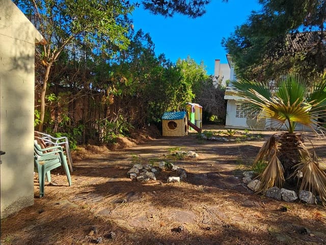 Chalet de 4 habitaciones en Chiva en venta con piscina - 350.000 € (Ref: 9385678)