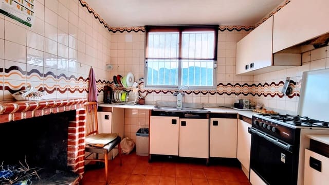 3 bedroom Townhouse for sale in Montichelvo with garage - € 120,000 (Ref: 9630064)