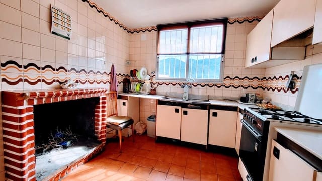 3 bedroom Townhouse for sale in Montichelvo with garage - € 120,000 (Ref: 9630064)