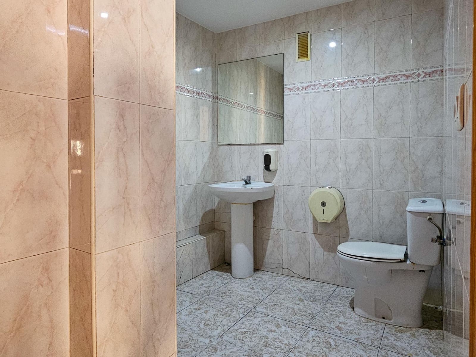 Commercial for sale in Oliva - € 75,000 (Ref: 9695393)