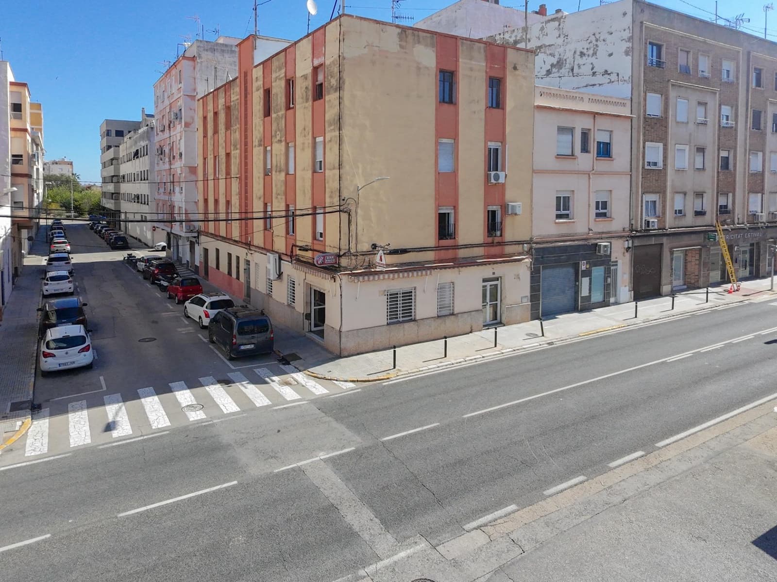 Commercial for sale in Oliva - € 75,000 (Ref: 9695393)