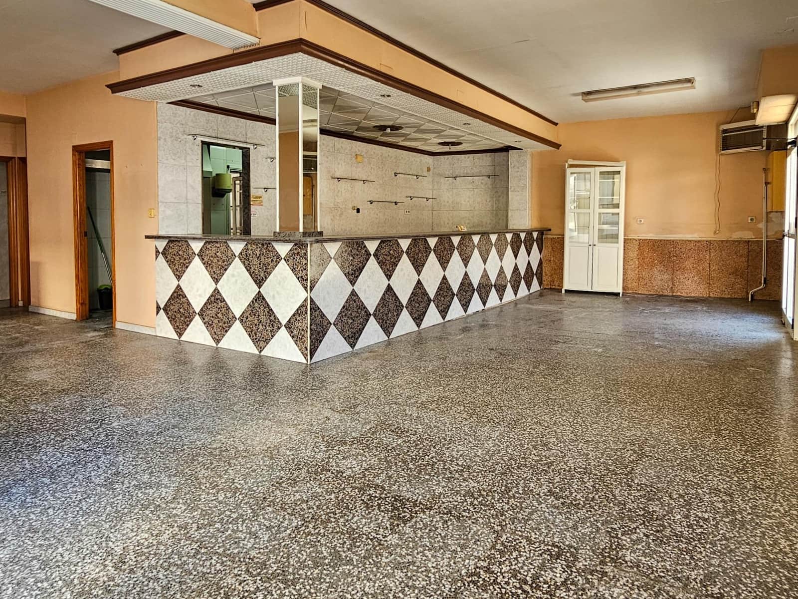 Commercial for sale in Oliva - € 75,000 (Ref: 9695393)