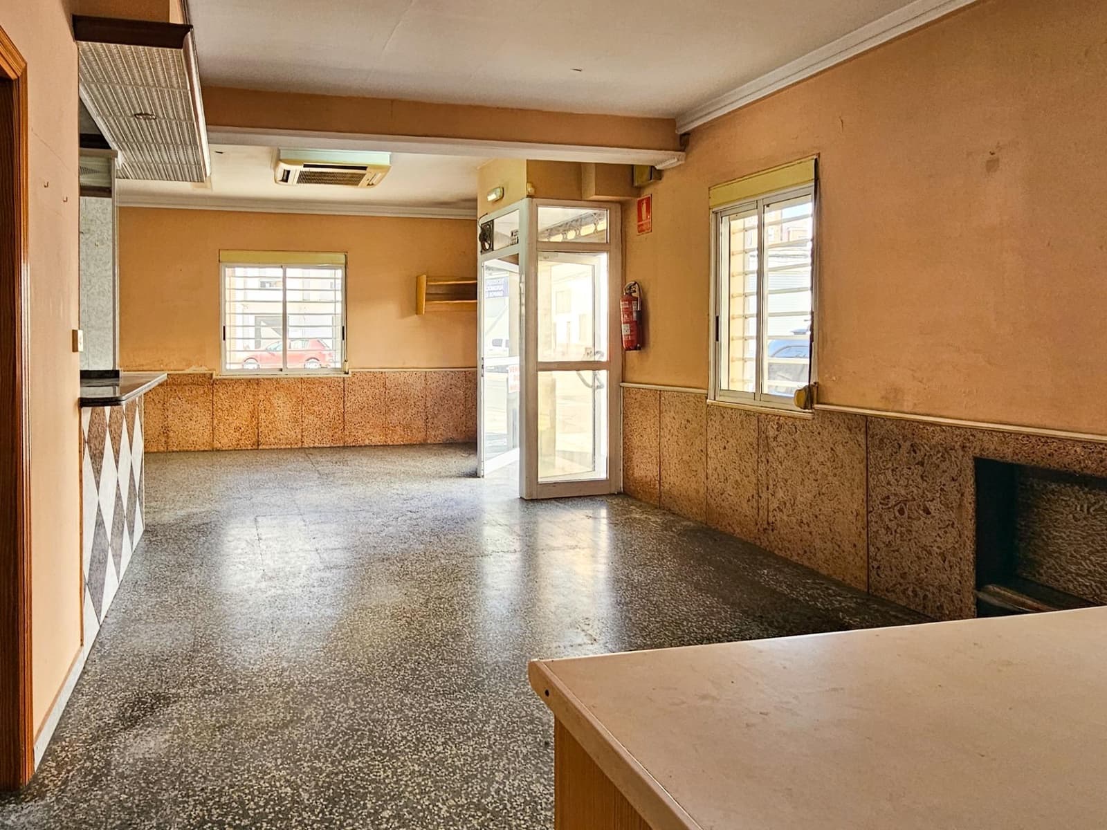 Commercial for sale in Oliva - € 75,000 (Ref: 9695393)
