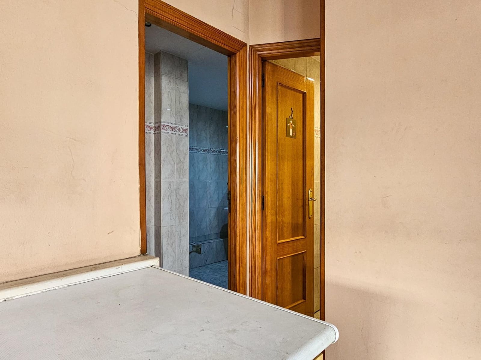 Commercial for sale in Oliva - € 75,000 (Ref: 9695393)
