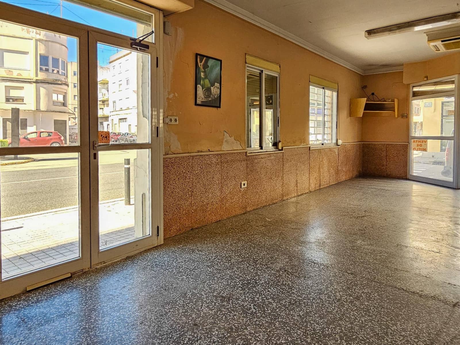 Commercial for sale in Oliva - € 75,000 (Ref: 9695393)