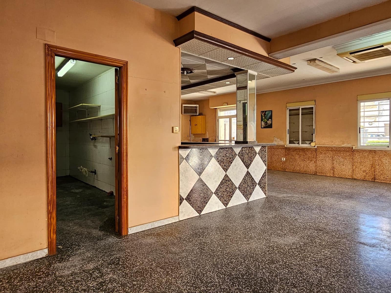 Commercial for sale in Oliva - € 75,000 (Ref: 9695393)