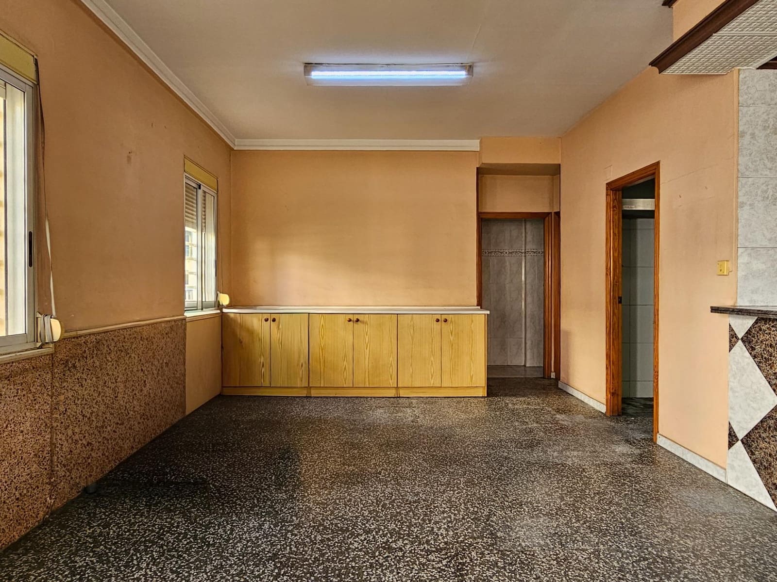 Commercial for sale in Oliva - € 75,000 (Ref: 9695393)