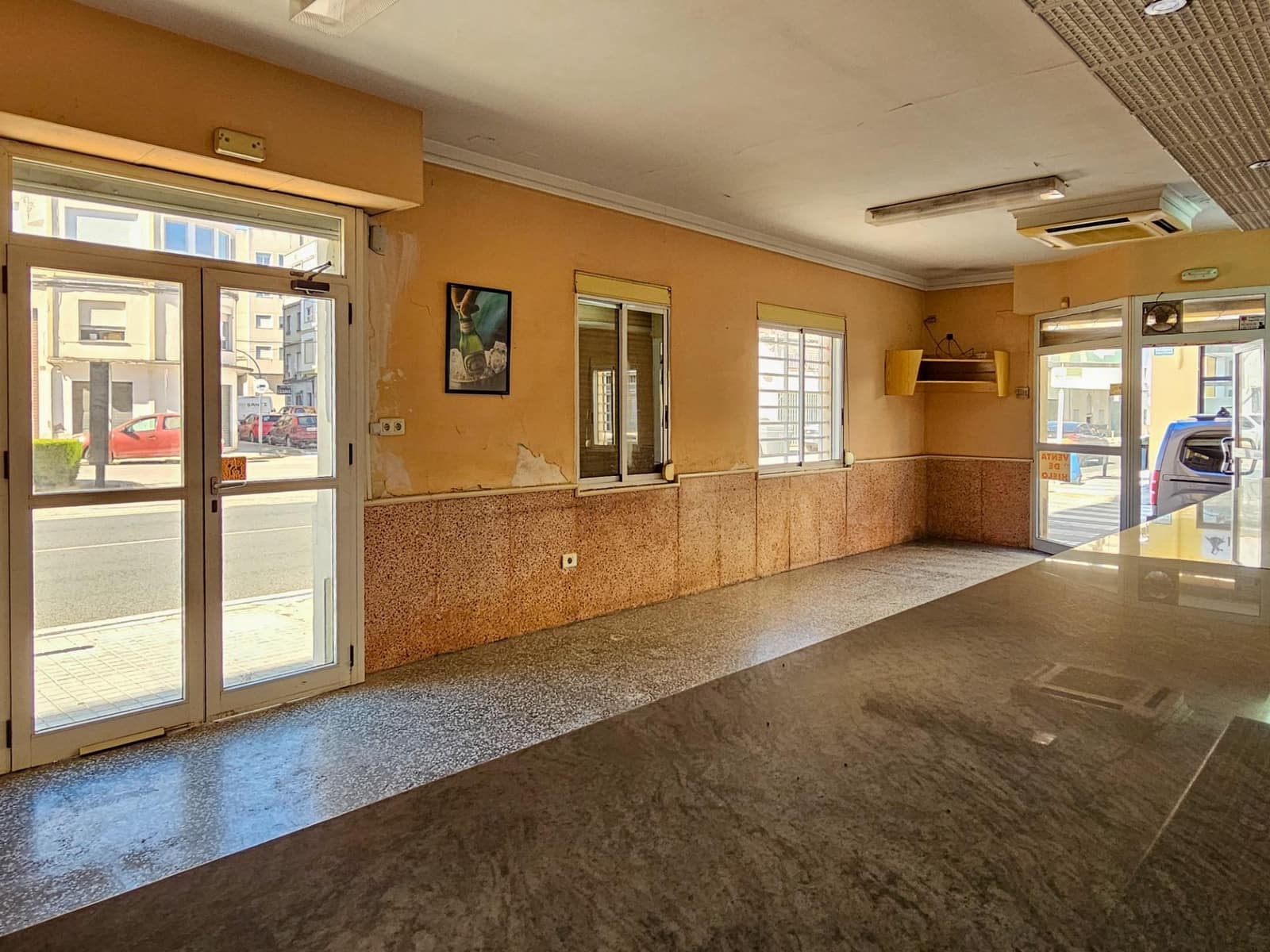 Commercial for sale in Oliva - € 75,000 (Ref: 9695393)