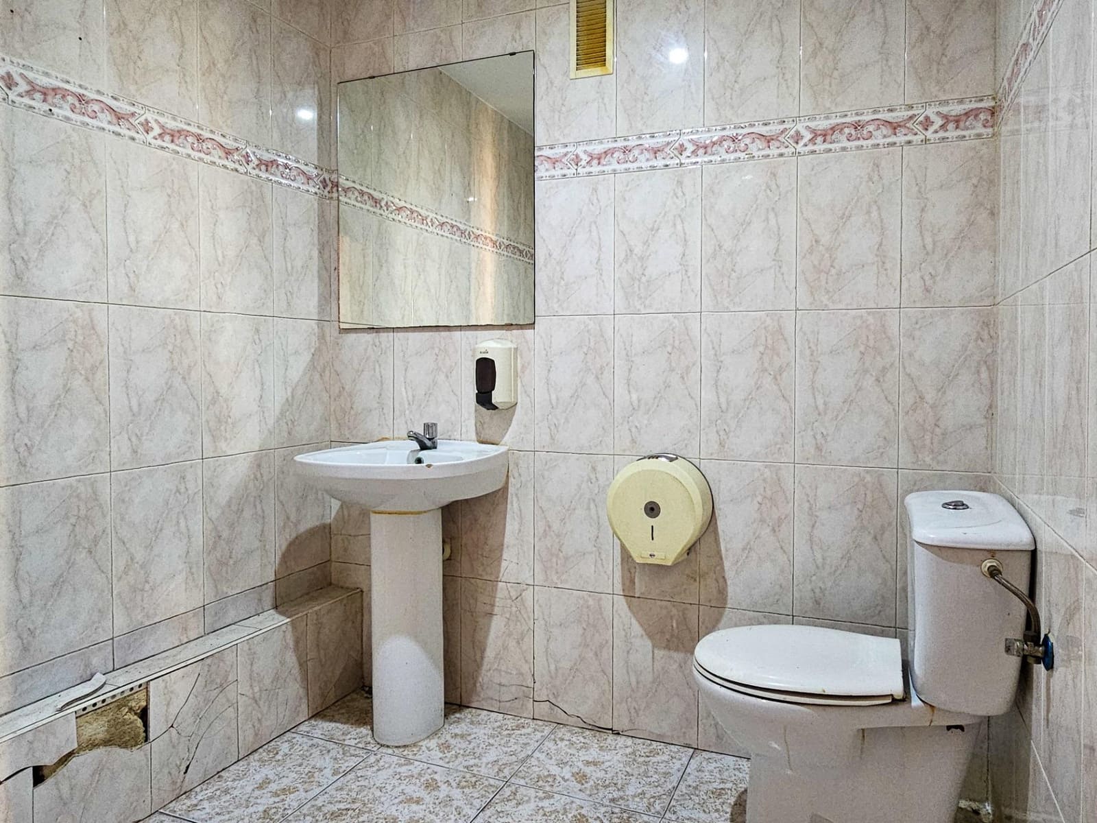 Commercial for sale in Oliva - € 75,000 (Ref: 9695393)
