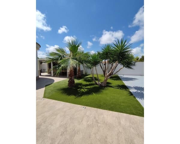 5 bedroom Villa for sale in Puerto Deportivo, Torrevieja with pool garage - € 760,000 (Ref: 10019882)