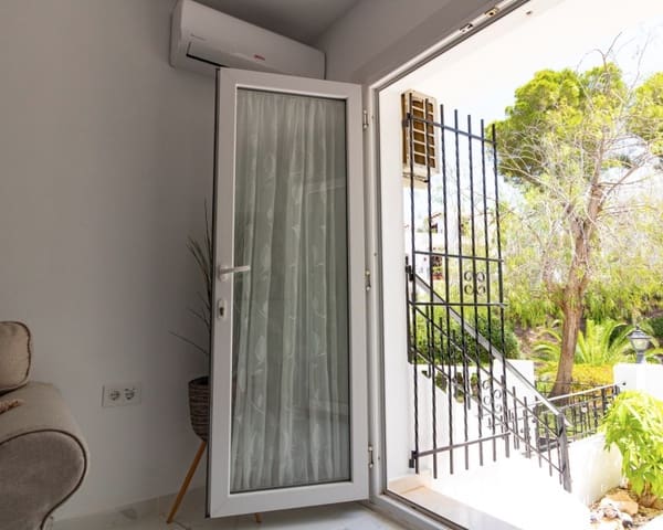 4 soverom Hus til salgs i Villamartin, Orihuela med svømmebasseng - € 325 000 (Ref: 10023089)