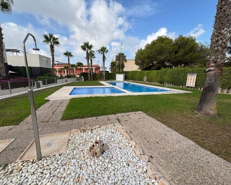 2 soveværelse Bungalow til salg i Villamartin med swimmingpool - € 259.000 (Ref: 10023092)
