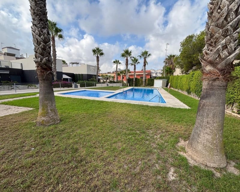 2 soveværelse Bungalow til salg i Villamartin med swimmingpool - € 259.000 (Ref: 10023092)