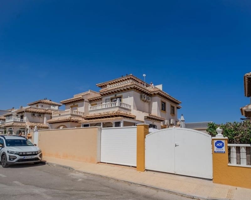 3 quarto Moradia para venda em Cabo Roig com piscina - 315 000 € (Ref: 10023093)