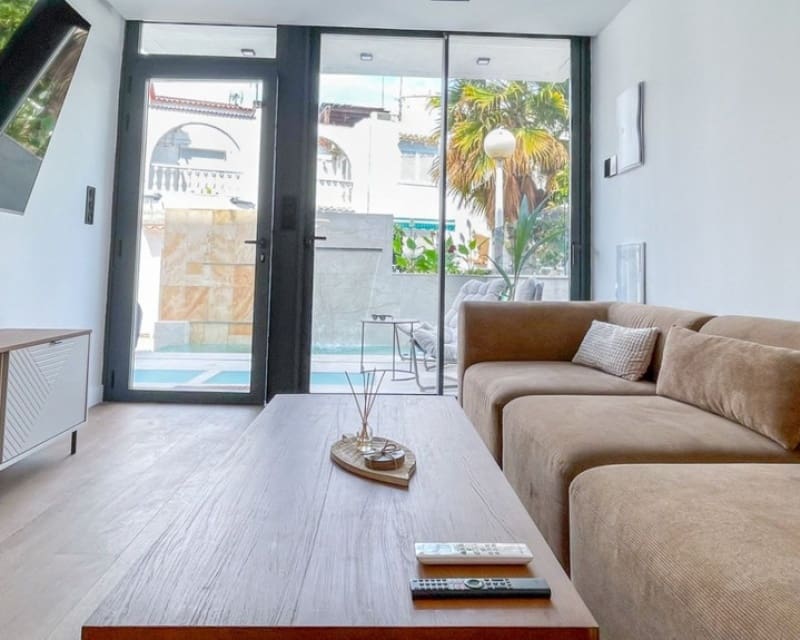 3 soveværelse Villa til salg i Torrevieja med swimmingpool - € 539.000 (Ref: 10023095)