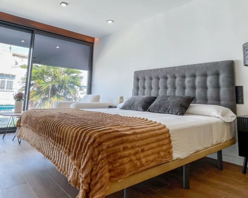 3 soveværelse Villa til salg i Torrevieja med swimmingpool - € 539.000 (Ref: 10023095)