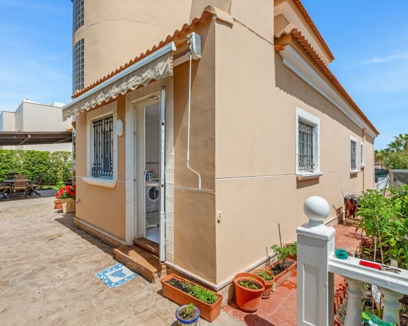 6 bedroom Villa for sale in La Mata with pool - € 950,000 (Ref: 10044059)