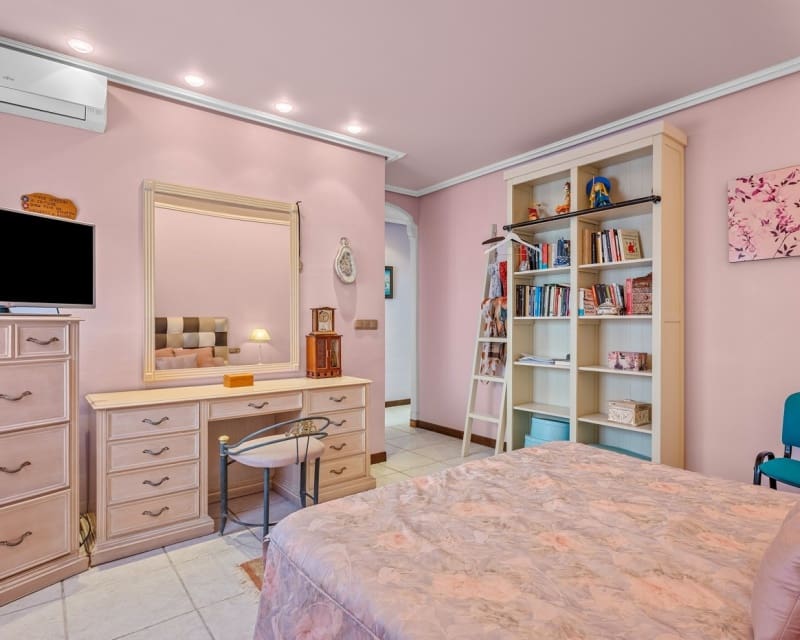 6 bedroom Villa for sale in La Mata with pool - € 950,000 (Ref: 10044059)