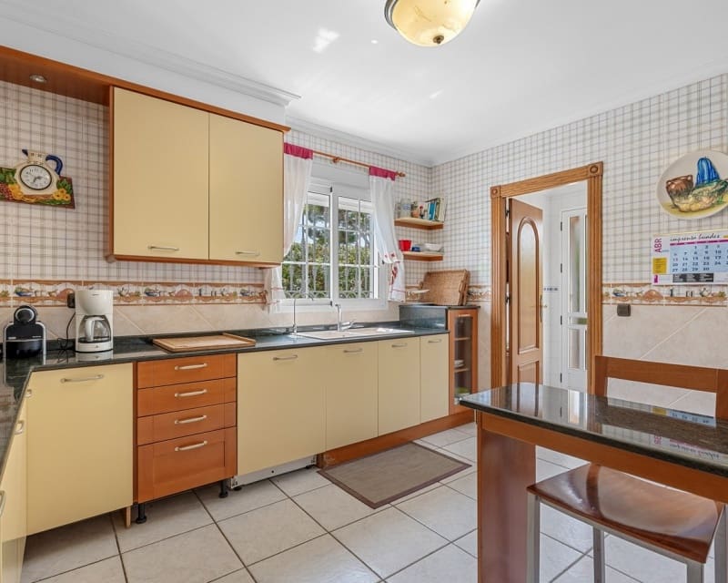 6 bedroom Villa for sale in La Mata with pool - € 950,000 (Ref: 10044059)