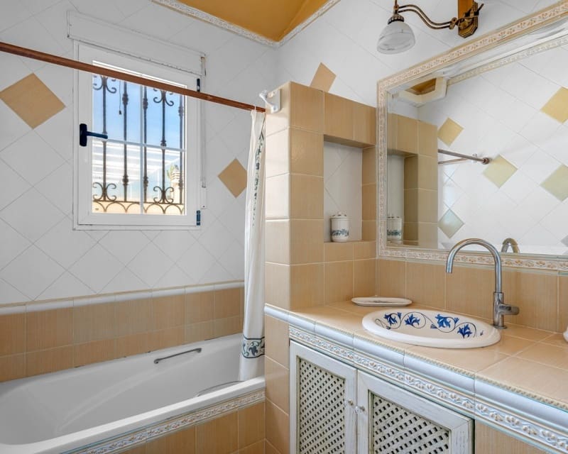 6 bedroom Villa for sale in La Mata with pool - € 950,000 (Ref: 10044059)