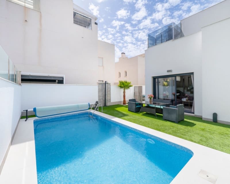 5 soveværelse Villa til salg i Torrevieja med swimmingpool - € 559.000 (Ref: 10044060)