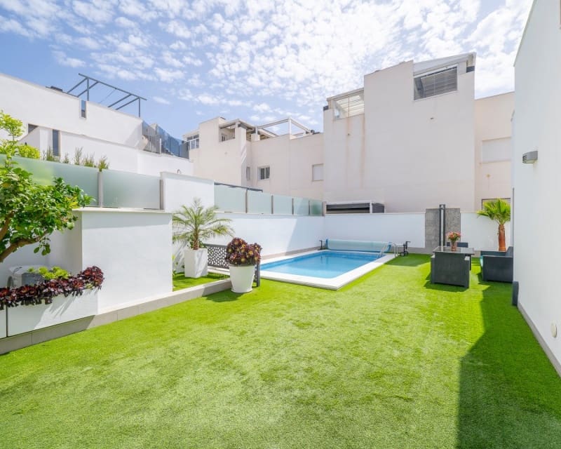 5 soveværelse Villa til salg i Torrevieja med swimmingpool - € 559.000 (Ref: 10044060)