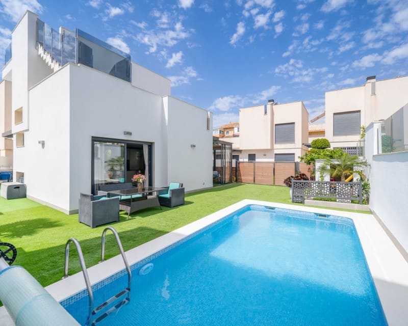 5 soveværelse Villa til salg i Torrevieja med swimmingpool - € 559.000 (Ref: 10044060)