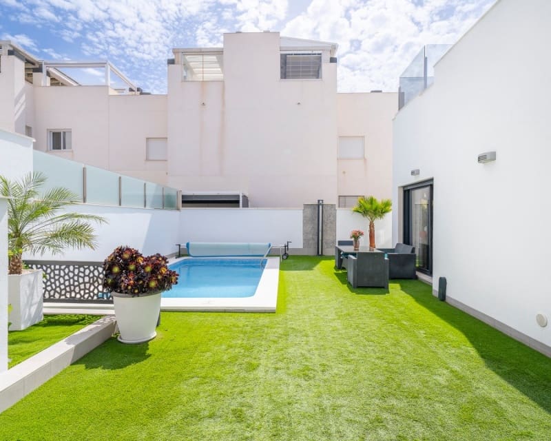 5 soveværelse Villa til salg i Torrevieja med swimmingpool - € 559.000 (Ref: 10044060)