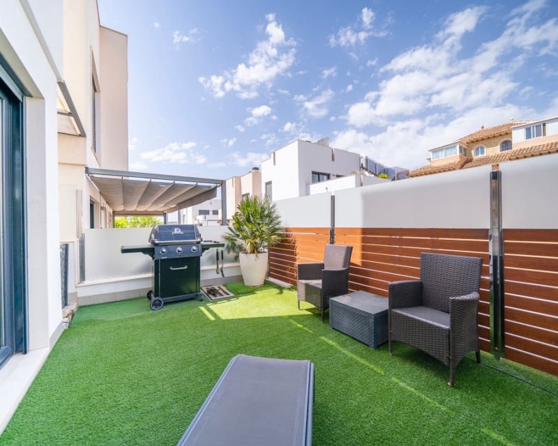 5 soveværelse Villa til salg i Torrevieja med swimmingpool - € 559.000 (Ref: 10044060)