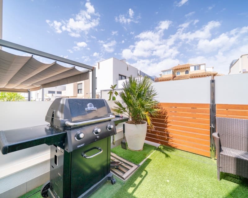 5 soveværelse Villa til salg i Torrevieja med swimmingpool - € 559.000 (Ref: 10044060)