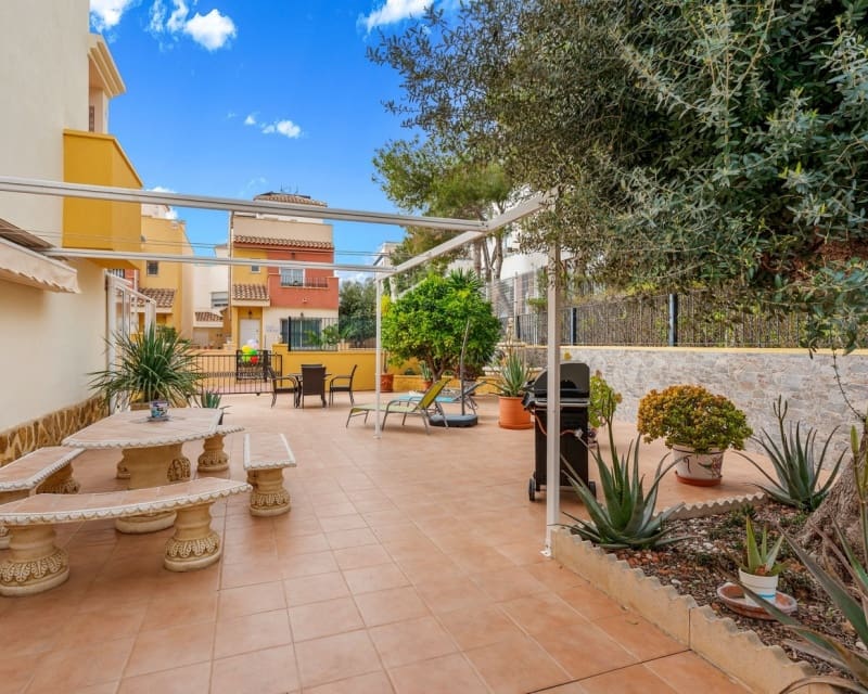 3 bedroom Townhouse for sale in Villamartin with pool - € 345,000 (Ref: 10044065)