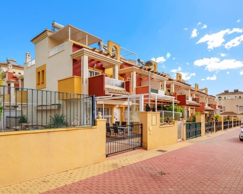 3 bedroom Townhouse for sale in Villamartin with pool - € 345,000 (Ref: 10044065)