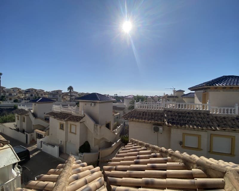 5 quarto Moradia para venda em Playa Flamenca com piscina - 359 995 € (Ref: 10044070)