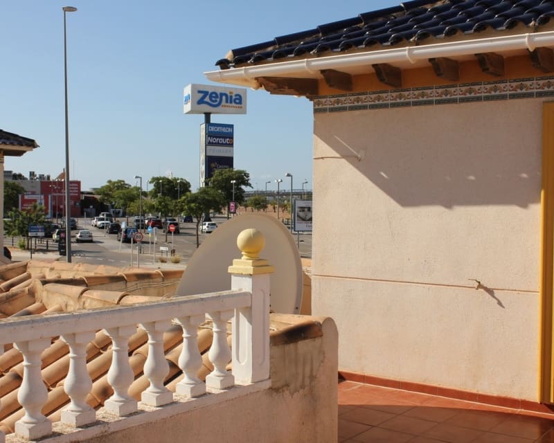 5 quarto Moradia para venda em Playa Flamenca com piscina - 359 995 € (Ref: 10044070)