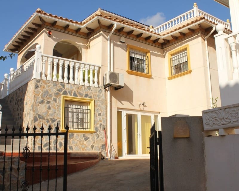 5 quarto Moradia para venda em Playa Flamenca com piscina - 359 995 € (Ref: 10044070)