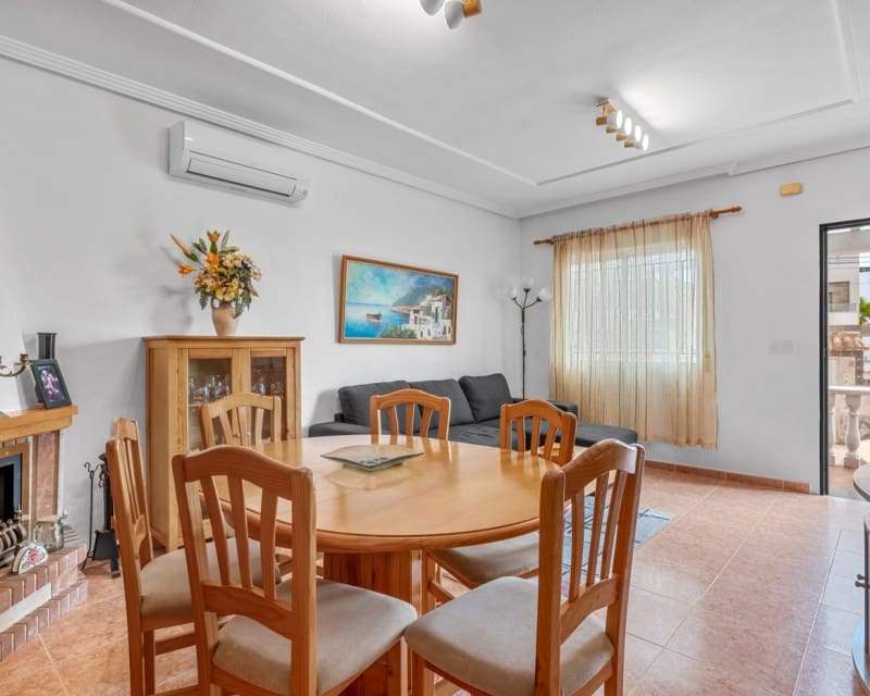 3 soveværelse Villa til salg i Villamartin med swimmingpool - € 229.000 (Ref: 10044188)