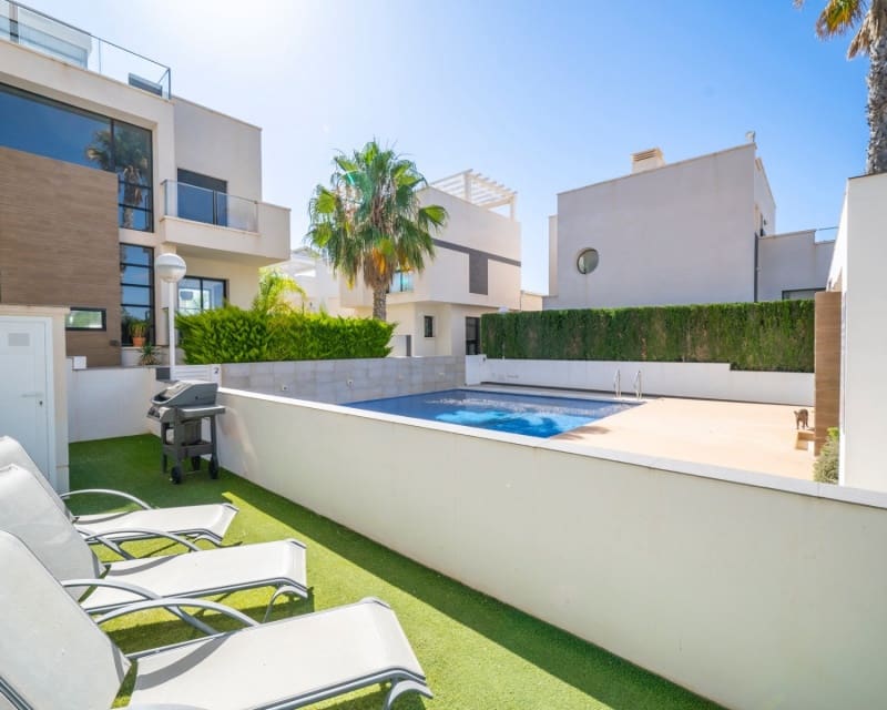 Chalet de 3 habitaciones en Ciudad Quesada en venta con piscina garaje - 399.000 € (Ref: 10044191)