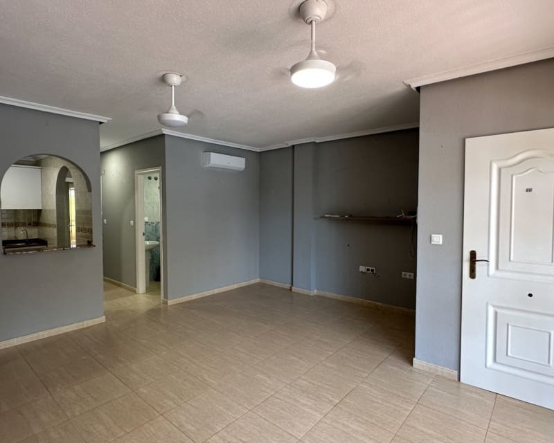 Apartamento de 2 habitaciones en Daya Nueva en venta con piscina garaje - 119.000 € (Ref: 10045933)