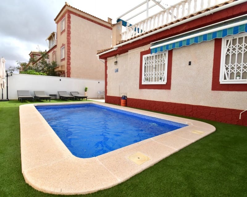 2 makuuhuone Huvila myytävänä paikassa Playa Flamenca mukana uima-altaan 
autotalli - 275 000 € (Ref: 10045938)