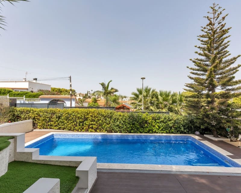 5 Zimmer Villa zu verkaufen in Los Balcones mit Pool Garage - 849.000 € (Ref: 10057328)